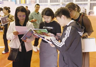 用心用力助高校毕业生高质量就业
