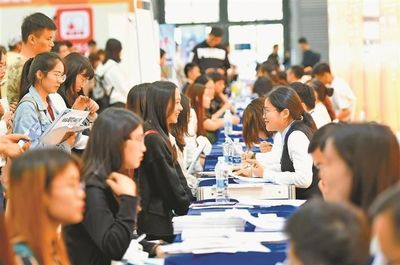 全国高校毕业生就业双选会吸引2.2万人次进场，企业与求职者共谱就业新篇章