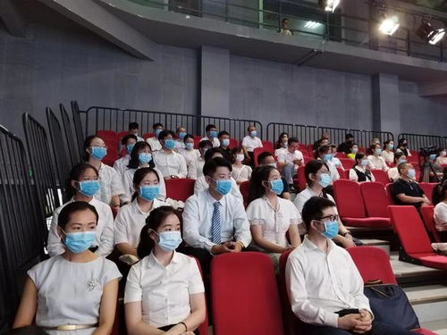 职 面挑战 省内外多所高校毕业生在绵 找工作